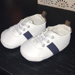 Carter’s baby shoes 3-6M